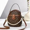 Mini bolso vintage marrón con cadena de perlas decorativa y correa ajustable - Café