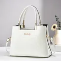 Elegante bolso de mano blanco con relieve de cocodrilo y detalles en dorado - Blanco Roto