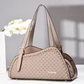 Detail der beigen Tragetasche mit Gittermuster, Goldkette und Marken-Logo-Plakette - 35x11x18cm / Khaki