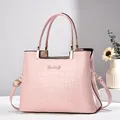 Bolso de mano rosa pálido de piel de cocodrillo sintética con herrajes dorados - Rosa