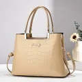 Bolso de mano beige para mujer con grabado de cocodrilo y detalles dorados - Caqui