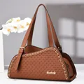 Nahaufnahme der braunen Webstruktur und Glattlederelemente einer Luxus-Handtasche - 35x11x18cm / Braun