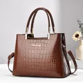 Elegante bolso de mano marrón con diseño de cocodrillo brillante y correa ajustable - Amarillo Tierra