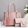 Rosa Set aus Tragetasche mit Krokodilprägung, langer Brieftasche und goldener Hardware - Dreiteiliges Set / Rosa