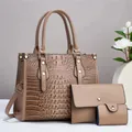Detailset aus beiger Krokodilleder-Einkaufstasche mit passender Tasche und Kartenetui - Dreiteiliges Set / Khaki