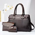 Dreiteiliges dunkelbraunes Handtaschen-Set mit Krokodilprägung und Lackfinish - Kaffeebraun