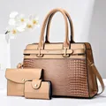 Dreiteiliges beige Handtaschen-Set mit Lackleder und Krokodilmuster-Struktur - Khaki