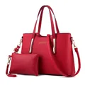 Set borsa a mano rossa in pelle martellata con pochette e finiture dorate di lusso - Borgogna
