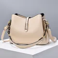 Minimalistische beige schelptas van leer met gouden ketting en verstelbare schouderband - Khaki