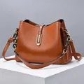 Sac coque en cuir grainé marron caramel avec chaîne dorée et bandoulière - Jaune Terre