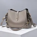 Sac seau chic kaki foncé en cuir grainé avec une poignée en chaîne bicolore - Khaki Foncé