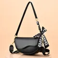 Borsa a sella in pelle nera con doppia tracolla ed elegante dettaglio foulard in seta a scacchi - Nero