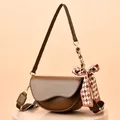 Borsa a sella a mezzaluna marrone con tracolla a catena e sciarpa di seta chic - Marrone