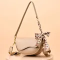 Borsa a sella beige con patta ondulata e foulard a scacchi annodato alla tracolla a catena - Cachi