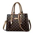 Braune Damen Handtasche mit goldenem geometrischem Muster und Katzenanhänger Detail - Bronze/Dunkelkaffee-Druck