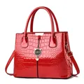 Elegante borsa rossa in vernice con motivo a coccodrillo e ciondolo gatto dorato - Rosso