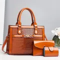 Detailliertes Set aus orangefarbenem Handtaschen-Set mit Eidechsenmuster und Lackleder - Orange