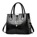 Borsa a mano nera lucida motivo coccodrillo da donna con ciondolo a gatto dorato e tracolla - Nero