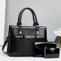 3-teiliges Set schwarze Lackledertaschen mit Echsenprägung und Goldkettendetails - Schwarz