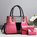 Danteiliges Handtaschen-Set in Rosa mit Kroko-Prägung, schwarzen Griffen und Silber-Logo - Rosenrot