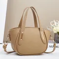 Khakifarbene Eimer-Handtasche aus genarbtem Leder mit goldener Hardware und Riemen - Khaki