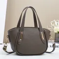 Taupe Handtasche aus Kieselleder mit Goldakzenten und abnehmbarem Schultergurt - Grau