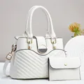 Conjunto de bolso tote blanco acolchado en V y bolso de mano con hebillas doradas - Blanco