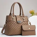 Detalle de bolso acolchado marrón con cierre dorado y cartera a juego para mujer - Caqui