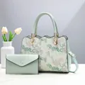 Elegantes, minzgrünes zweiteiliges Handtaschenset mit Blumenstickerei und Goldteilen - Cyan