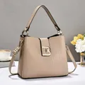 Detalle de bolso tipo cubo caqui con textura tejida y hebilla metálica dorada tipo B - Caqui claro