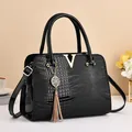 Sac fourre-tout noir à motif crocodile avec logo V doré et poignées supérieures - Noir