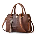Sac à main marron effet crocodile avec logo V doré et pendentif élégant à pampilles - Jaune Terre