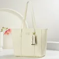 Detail der Shopper-Tasche aus Leder mit Lychee-Muster, Mini-Etui und Markenlogo-Patch - Gebrochenes Weiß