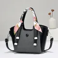 Details der grauen Tasche mit schwarzem Lederbesatz und Seidenschal am Griff - Schwarz