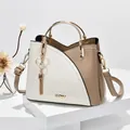 Damen Handtasche in Creme und Khaki mit goldenen Griffen und Herz-Anhänger - Weiß & Khaki Patchwork