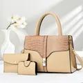 Set detallado de tres bolsos beige con bolso de mano, estuche y tarjetero con cierre dorado - Set de 3 piezas / Caqui