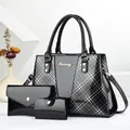 Détail de l'ensemble de sacs en cuir verni noir avec motif écossais et logo doré - Noir