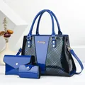Vue détaillée du set 3 pièces en cuir verni bleu marine brillant avec motifs à carreaux - Bleu