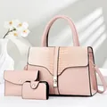 Vista detallada del juego de tres piezas rosa con bolso tote de cocodrilo y sobre de mano - Set de 3 piezas / Rosa