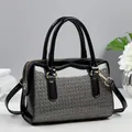 Sac Boston chic en cuir verni noir avec texture pailletée argentée et finitions dorées - Noir