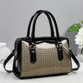 Détails du sac Boston avec tissu doré scintillant et garniture en cuir verni noir brillant - Kaki