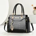 Sac fourre-tout noir gaufré avec détails dorés et pendentif en forme de feuille - Noir