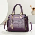 Sac à main en similicuir violet foncé avec gaufrage crocodile et pendentif feuille - Violet