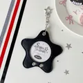 Detalle de tarjetero de estrella en cuero PU negro con hebilla metálica y ventana frontal - Negro