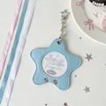 Dettaglio del porta fotocard in pelle PU azzurra a forma di stella con pendente a stella - Blu