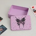 Primer plano de caja metálica morada con mariposa gótica para papelería y tarjetas - Estampado Mariposa (Rosa) / Rosa