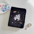 Primer plano de la carpeta de felpa negra con bordado de unicornio y detalles de arcoíris - Carcasa de Felpa Negra (Páginas interiores no incluidas)