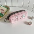 Dettaglio dell'astuccio in tela rosa con cerniera grande e stampa di gatto carino - Rosa