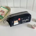 Dettaglio dell'astuccio in tela nera con stampa Corgi e cerniera in plastica spessa - Nero
