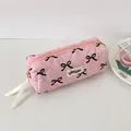 Detail eines rosa gesteppten Federmäppchens mit schwarzen Schleifen und Seidenband - Schwarze Schleife